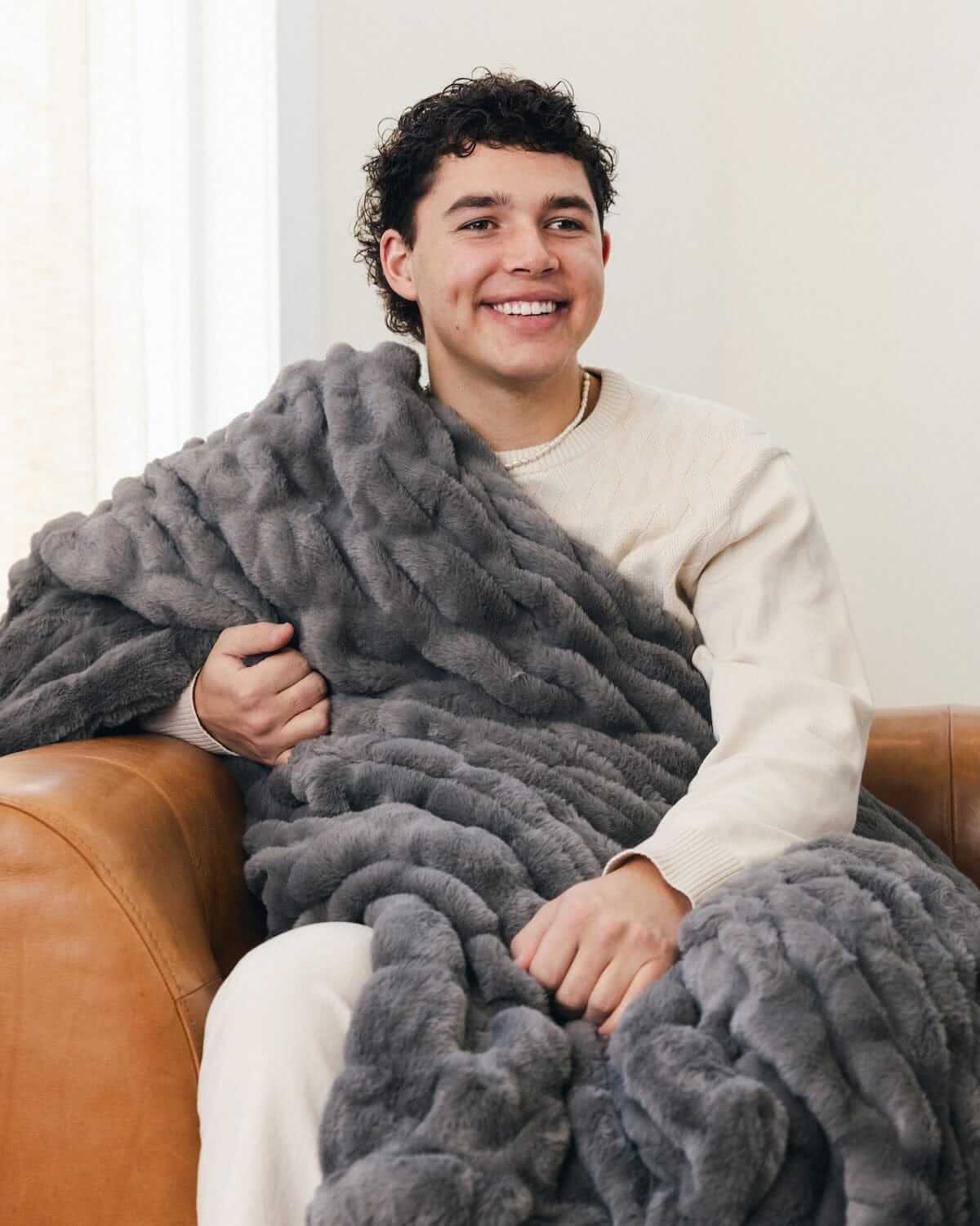 Hugs Charcoal Blanket - Image 4
