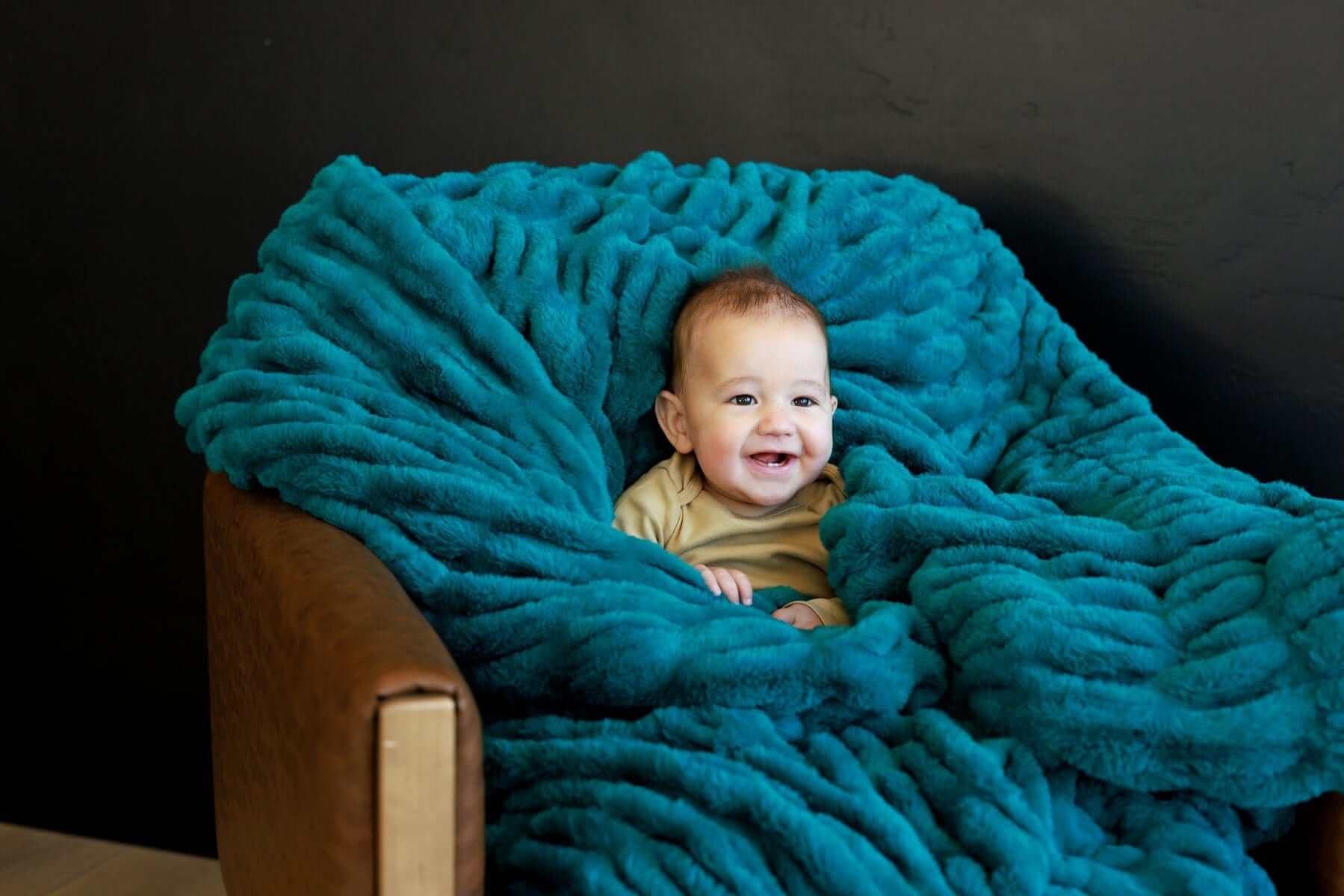 Hugs Deep Lake Blanket - Image 4