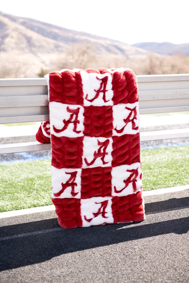 University of Alabama Crimson Tide Blanket - Hugs - Image 2