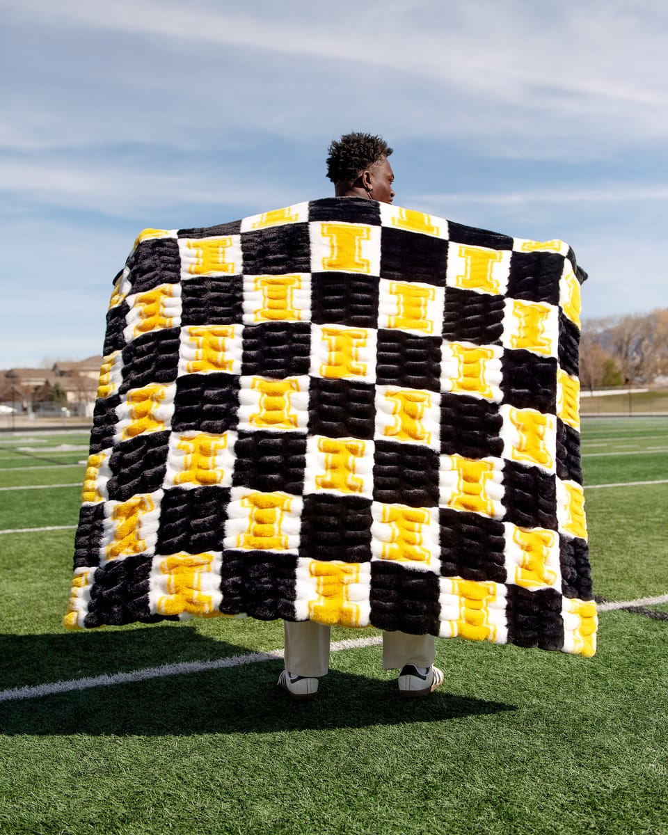 University of Idaho Vandals Blanket - Hugs - Image 3